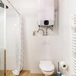 New! Location Flat By The Synagogue 아파트 *