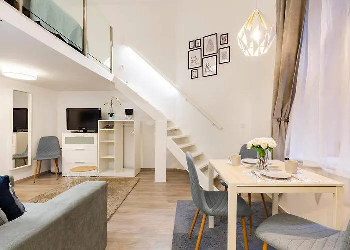 New! Location Flat By The Synagogue